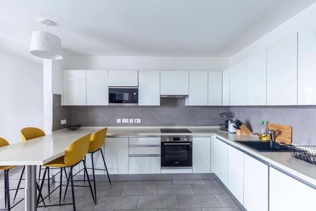 Luxury Labone Edge 2-Bedroom Apartment In Accra - Fivehills Homes ภายนอก รูปภาพ