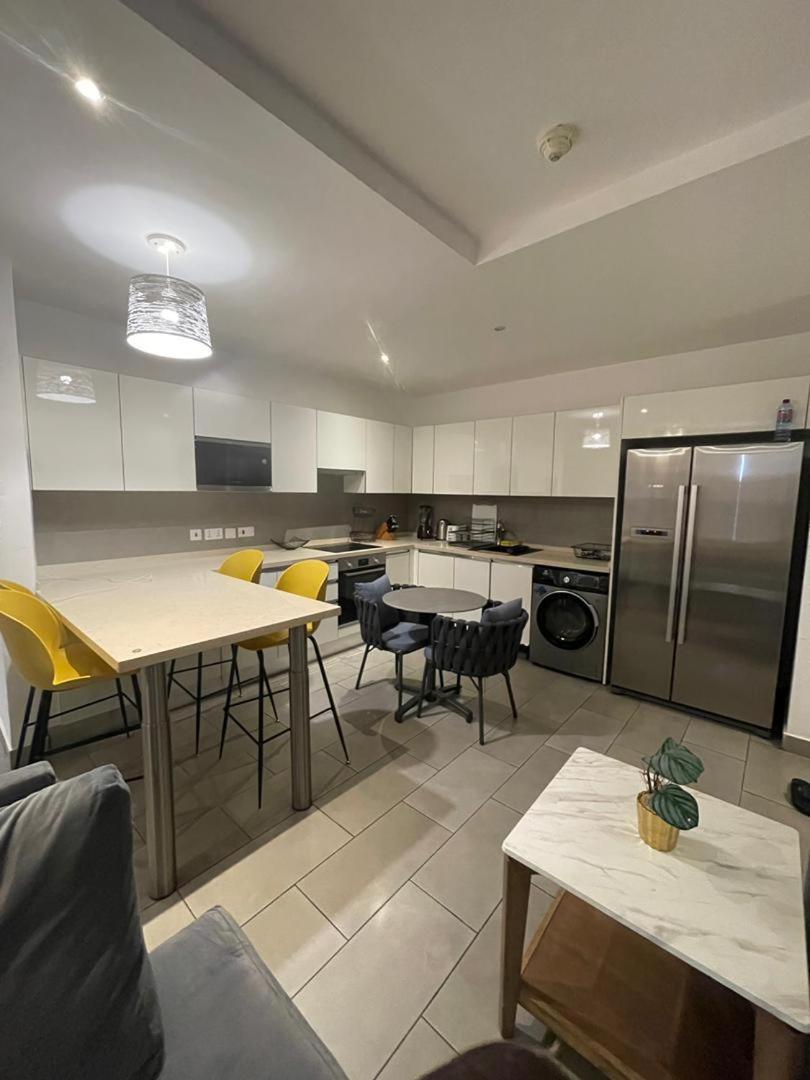 Luxury Labone Edge 2-Bedroom Apartment In Accra - Fivehills Homes ภายนอก รูปภาพ
